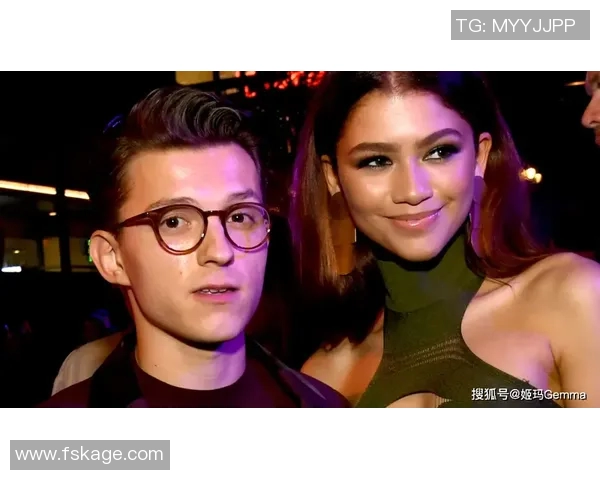 足球明星与19岁女友甜蜜互动引发热议两人爱情故事曝光引人关注 足球明星与19岁女友甜蜜互动引发热议两人爱情故事曝光引人关注