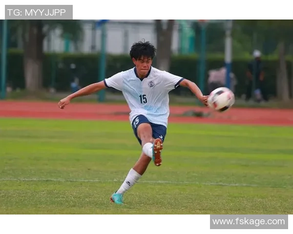 微笑杯足球明星赛点燃激情友谊赛场明星球员齐聚展现风采